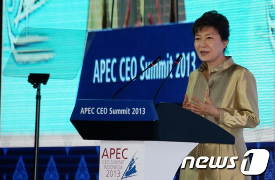 박근혜 대통령이 6일 오후(현지시간) 인도네시아 발리 BICC 에서 열린 2013 APEC 최고경영자회의(CEO Summit)에서 창조경제를 강조하는 기조연설을 하고 있다. (청와대 홈페이지) 2013.10.6/뉴스1 © News1 박철중 기자