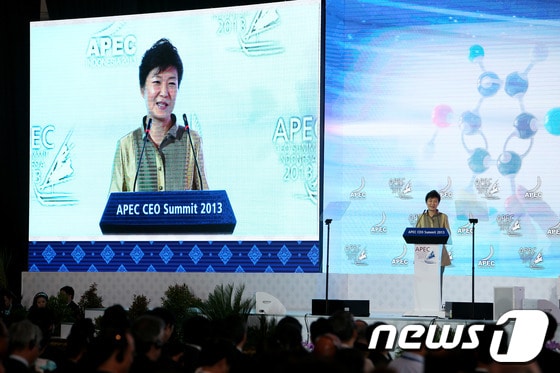 박근혜 대통령이 6일 오후&#40;현지시간&#41; 인도네시아 발리 BICC 에서 열린 2013 APEC 최고경영자회의&#40;CEO Summit&#41;에서 창조경제를 강조하는 기조연설을 하고 있다. &#40;청와대 제공&#41; 2013.10.7/뉴스1 © News1 박철중 기자