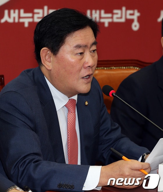 최경환 새누리당 원대대표가 7일 오전 서울 여의도 국회에서 열린 최고위원회의에서 모두발언을 하고 있다. 최 원내대표는 2007년 남북정상회담 대화록 실종 사건과 관련해 문재인 민주당 의원을 겨냥,