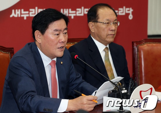 최경환 새누리당 원대대표가 7일 오전 서울 여의도 국회에서 열린 최고위원회의에서 모두발언을 하고 있다. 최 원내대표는 2007년 남북정상회담 대화록 실종 사건과 관련해 문재인 민주당 의원을 겨냥, 