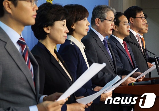 민주당 초선의원들이 7일 오전 서울 여의도 국회 정론관에서 기자회견을 열고 손학규 상임고문의 10.30 재보선 화성갑 출마를 호소하고 있다. 이날 호소문 발표는 김용익, 배재정, 진성준 의원 등 당내 초선 의원 35명이 서명해 이뤄졌다. 2013.10.7/뉴스1 © News1 오대일 기자