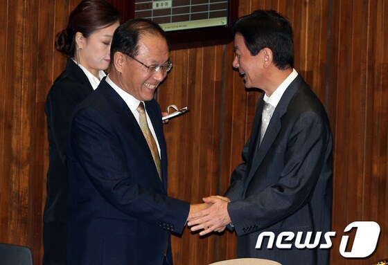새누리당 황우여 대표와 진영 의원이 7일 오전 서울 여의도 국회에서 열린 본회의에서 대화를 나누고 있다. 2013.10.7/뉴스1 © News1 허경 기자