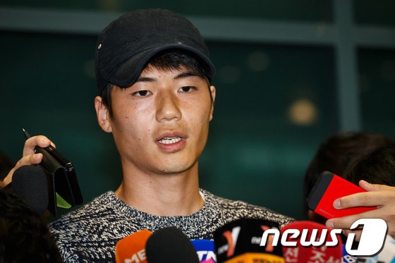SNS 파문으로 논란을 일으킨 축구대표팀 기성용이 7일 오전 인천국제공항을 통해 귀국해 취재진의 질문에 답하고 있다.기성용은 지난 7월 자신의 페이스북을 통해 최강희 전 축구대표팀 감독을 향해 불만을 표출한 글이 알려지며 논란이 됐다. 2013.10.7/뉴스1 © News1 유승관 기자