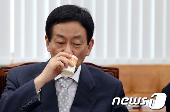 보건복지부 장관직에서 물러난 새누리당 진영 의원이 7일 오후 서울 여의도 국회에서 열린 안전행정위원회 전체회의에서 물을 마시고 있다. 2013.10.7/뉴스1 © News1   송원영 기자