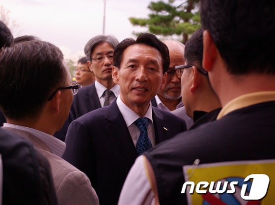 한국공항공사 노동조합원들이 지난 7일 서울 강서구 한국공항공사에서 신임 사장으로 임명된 김석기 전 서울경찰청장의 출근을 저지하고 있다. (한국공항공사노동조합 제공) 2013.10.7/뉴스1 © News1