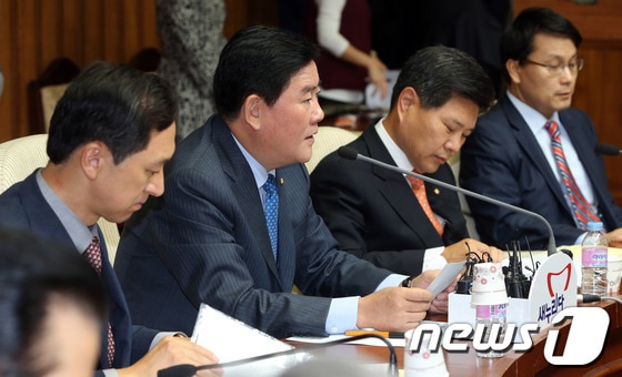 최경환 새누리당 원내대표가 8일 오전 서울 여의도 국회에서 열린 원내대책회의에서 모두 발언을 하고 있다. 2013.10.8/뉴스1 © News1 송원영 기자