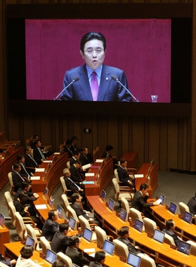 전병헌 민주당 원내대표가 지난 8일 국회의사당에서 열린 본회의에서 정기국회 교섭단체 대표 연설을 하고 있다. . 2013.10.8/뉴스1 © News1 오대일 기자