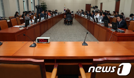 8일 오전 서울 여의도 국회에서 열린 교육문화체육관광위원회 전체회의에서 신학용 위원장과 여야 의원들이 국정감사 기관증인 채택 등을 논의하고 있다. 2013.10.8/뉴스1 © News1   허경 기자