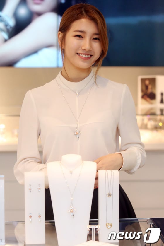 그룹 미쓰에이 수지가 8일 서울 강남구 가로수길 스와로브스키 브티크에서 열린 '로미오&줄리엣' 출시 기념행사에 참석해 포즈를 취하고 있다. 2013.10.8 스타뉴스/뉴스1 © News1 (서울=뉴스1)