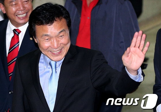 경기 화성갑 보궐선거 불출마를 선언한 손학규 민주당 상임고문이 8일 오후 서울 여의도 국회의사당 헌정기념관에서 열린 동아시아미래연구소 창립기념 심포지엄에 참석하며 국회를 방문한 학생들에게 손인사를 하고 있다. 손 고문은 이날 '저녁이 있는 삶의 재구성-한국사회의 새로운 위기와 대안의 모색'을 주제로 한 기조강연을 통해 9개월여간의 독일 유학 경험을 바탕으로 독일사회의 발전 모델을 소개하고 한국사회의 미래 구상을 제시했다. 2013.10.8/뉴스1 © News1 오대일 기자