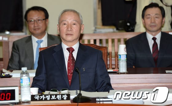 남재준 국가정보원장이 8일 오후 서울 여의도 국회에서 열린 정보위원회 전체회의에서 출석해 의원들의 질의를 듣고 있다. 이날 정보위원회 회의에서 여당 위원들은 &#39;NLL 회의록&#39;의 진위 여부를 가리기 위해서는 국정원에 보관 중인 것으로 알려진 2007년 남북정상회담 회의록 녹취 파일을 공개해야 한다는 입장인 반면, 야당 위원들은 &#39;NLL 회의록&#39; 녹취 파일 공개 불가 입장을 밝히고, 남재준 국정원장이 지난 6월 &#39;NLL 회의록&#39;을 임의로 공개한 경위에 대해서도 집중 추궁할 예정이다. 2013.10.8/뉴스1 © News1   송원영 기자
