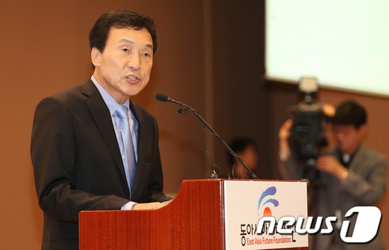 경기 화성갑 보궐선거 불출마를 선언한 손학규 민주당 상임고문이 8일 오후 서울 여의도 국회의사당 헌정기념관에서 열린 동아시아미래연구소 창립기념 심포지엄에서 기조강연을 하고 있다. 손 고문은 이날 '저녁이 있는 삶의 재구성-한국사회의 새로운 위기와 대안의 모색'을 주제로 한 기조강연을 통해 9개월여간의 독일 유학 경험을 바탕으로 독일사회의 발전 모델을 소개하고 한국사회의 미래 구상을 제시했다. 2013.10.8/뉴스1 © News1 오대일 기자