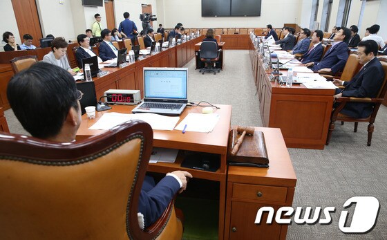 8일 서울 여의도 국회에서 열린 기획재정위원회 전체회의에서 여야 의원들이 국정감사 증인 채택 등에 대해 논의하고 있다. 각 상임위원회와 재계 등에 따르면 국회의원들은 오는 14일부터 11월 2일까지 진행되는 국정감사에 100명이 넘는 재계 총수나 기업 최고경영자 등에 대해 증인 및 참고인으로 출석을 신청하였다. 2013.10.8/뉴스1 © News1 송원영 기자