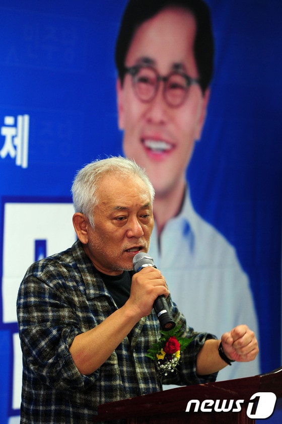 김한길 민주당 대표가 8일 10.30포항남울릉 재선거 허대만 후보 선거사무실 개소식에 참석해 축사를 하던 중 주먹을 불근 쥐며 허 후보의 지지를 호소하고 있다. 김 대표는