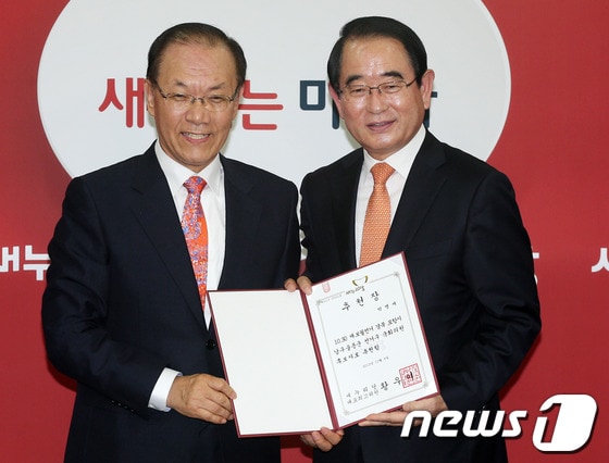 황우여 새누리당 대표가 8일 오후 서울 여의도 당사에서 포항남·울릉 박명재 후보에게 10.30 재보궐선거 공직후보자 추천장을 수여하고 있다. 화성갑 서청원 후보는 개인사정으로 불참했다. 2013.10.8/뉴스1 © News1 허경 기자