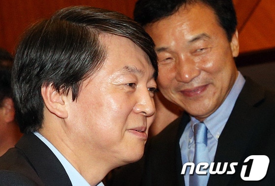 무소속 안철수 의원이 8일 오후 서울 여의도 국회의사당 헌정기념관에서 열린 손학규 민주당 상임고문의 싱크탱크 동아시아미래재단 창립 7주년 기념식에 참석해 손 고문 및 내빈들과 인사를 나누고 있다. 2013.10.8/뉴스1 © News1   오대일 기자