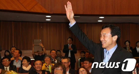 손학규 민주당 상임고문이 지난 8일 국회의사당 헌정기념관에서 열린 자신의 싱크탱크 동아시아미래재단 창립 7주년 기념식에서 참석자들에게 손인사를 하고 있다.                                                      2013.10.8/뉴스1 © News1 오대일 기자