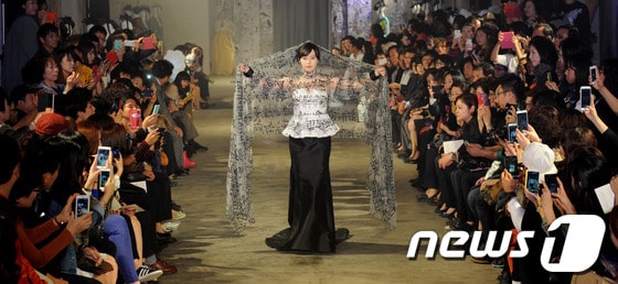 배우 겸 감독 구혜선씨가 8일 오후 충북 청주시 청주국제공예비엔날레장에서 '세종대왕과 한글, 美를 탐하다'라는 주제로 열린 세계적인 디자이너 이상봉의 한글 패션쇼 무대를 장식하고 있다. 2013.10.8/뉴스1 © News1 김용빈 기자