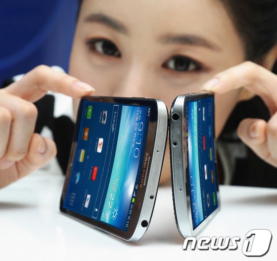 삼성전자가 세계 최초로 휘어진 화면(플렉서블 디스플레이)을 탑재한 커브드 스마트폰 '갤럭시 라운드'를 출시한다고 9일 밝혔다.이 제품은 럭셔리 브라운 색상으로 SKT를 통해 출시될 예정이며 가격은 108만 9,000원이다. (삼성전자) 제공) 2013.10.9/뉴스1 © News1   