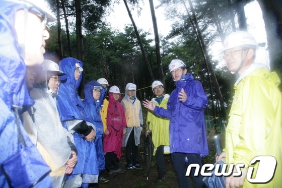 조환익 한전 사장이 8일 밀양시 부북면 위양리 126호 송전탑 공사현장을 방문, 직원들에게 안전사고 예방을 강조했다. © News1 