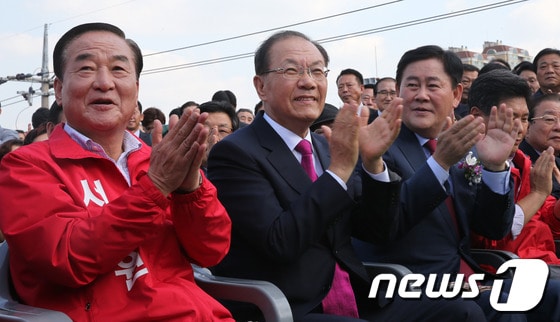 서청원 경기도 화성갑 새누리당 후보&#40;왼쪽&#41;2013.10.9/뉴스1 © News1 송원영 기자