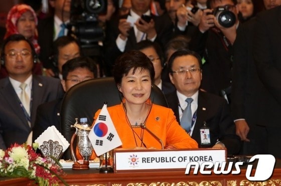 박근혜 대통령이 9일 오후(현지시간) 브루나이 인터네셔널 컨벤션센터(ICC)에서 열린 한-아세안(ASEAN) 정상회의에 참석해 인사말을 하고 있다.(청와대 블로그)2013.10.9/뉴스1 © News1 이광호 기자