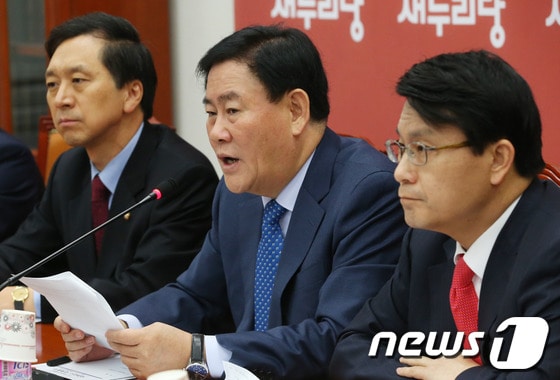 최경환 새누리당 원내대표가 1일 서울 여의도 국회에서 열린 국정감사대책회의에서 모두 발언을 하고 있다. 최 원내대표는 이날 회의에서 국정감사와 관련 