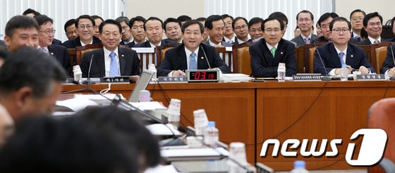 지난 1일 국회에서 열린 안전행정위원회의 종합국정감사에서 유정복 안전행정부 장관이 발언하고 있다. © News1 