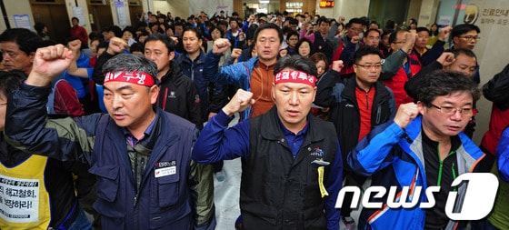 1일 경북대병원에서 민주노총 공공운수노조 대구경북본부 조합원들이 집회를 갖고 비정규직 정규직화와 의료민영화 반대를 촉구했다./2013.11.1/뉴스1 © News1 김영진 기자