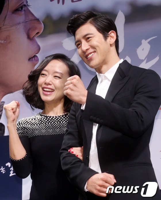 배우 고수와 전도연이 12일 오전 서울 압구정CGV에서 열린 영화 '집으로 가는 길' 제작발표회에 참석하고 있다. © News1