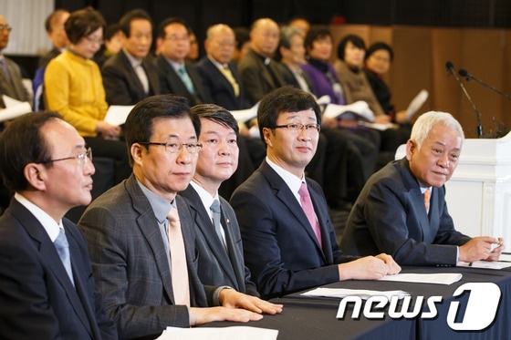 12일 오전 서울 세종로 세종문화회관 세종홀에서 국정원과 군 등 국가기관의 선거개입 진상규명과 민주헌정질서 회복을 위한 각계 연석회의가 열리고 있다. 오른쪽부터 김한길 민주당 대표, 천호선 정의당 대표, 안철수 무소속 의원, 신경민 민주당 의원, 노회찬 정의당 전 대표. 2013.11.12/뉴스1 © News1 유승관 기자