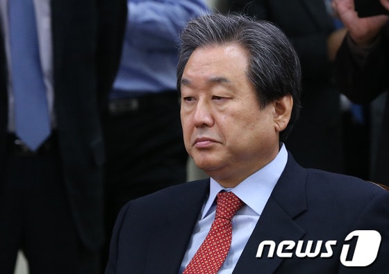 김무성 새누리당 의원이 13일 오전 서울 여의도 당사에서 열린 열린 최고중진연석회의에 참석해 생각에 잠겨 있다. 이날 오후 김 의원은 'NLL 회의록 유출의혹' 관련해 서울중앙지검에 소환될 예정이다. 2013.11.13/뉴스1 © News1 송원영 기자