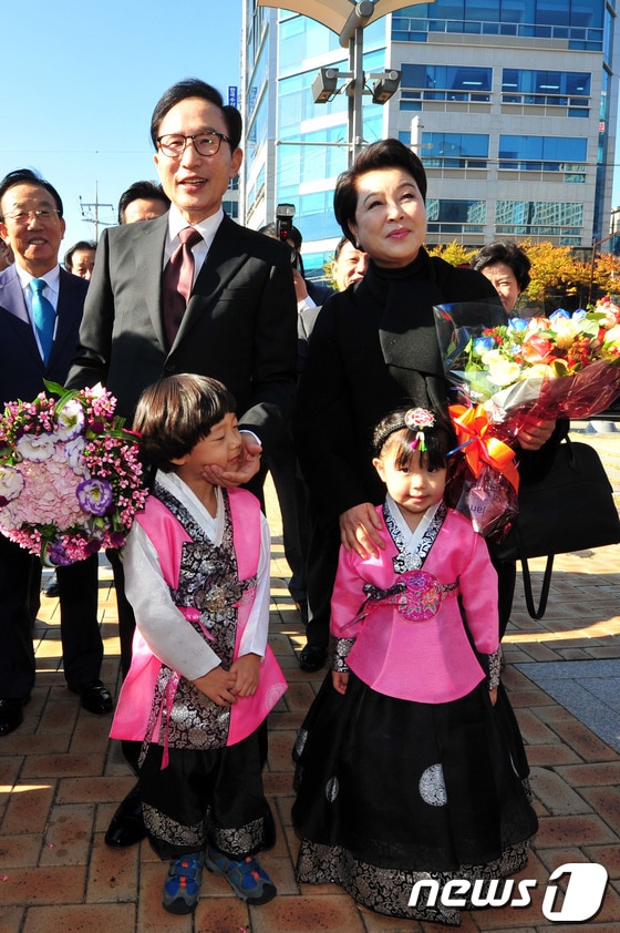 13일 이명박 전 대통령 내외가 퇴임 후 고향인 경북 포항을 찾았다.포항시청 환영행사에 참석한 이 전 대통령 내외가 화동이 전달한 꽃다발을 받은 후 기념촬영을 하고 있다.2013.11.13/뉴스1 © News1   최창호 기자
