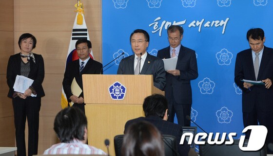 방하남 고용노동부 장관이 13일 오전 서울 세종로 정부서울청사 합동브리핑룸에서 시간선택제 일자리 활성화 추진계획을 발표하고 있다. © News1 양동욱 기자