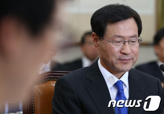 김진태 검찰총장 후보자가 13일 오전 서울 여의도 국회의사당 법제사법위원회에서 열린 검찰총장 후보자 인사청문회에 출석해 의원들의 질의를 듣고 있다. 2013.11.13/뉴스1 © News1 송원영 기자