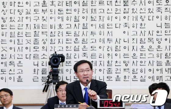 김진태 검찰총장 후보자가 13일 서울 여의도 국회의사당 법제사법위원회에서 열린 인사청문회에서 의원들의 질의에 답하고 있다.김 후보자는 이 자리에서