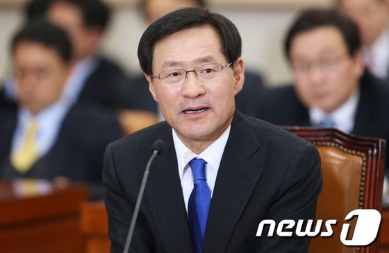 김진태 검찰총장 후보자가 13일 서울 여의도 국회의사당 법제사법위원회에서 열린 인사청문회에서 의원들의 질의에 답하고 있다.김 후보자는 이 자리에서