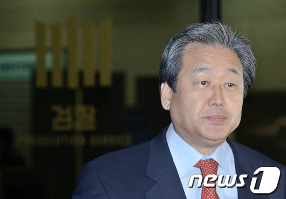 2007년 남북정상회담 대화록 중 일부를 열람하고 공개한 혐의(공공기록물관리법과 대통령기록물관리법 위반 등)로 민주당으로부터 고발당한 김무성 새누리당 의원이 14일 서초동 서울중앙지방검찰청에서 조사를 마치고 검찰을 나서고 있다. 2013.11.14/뉴스1 © News1 손형주 기자