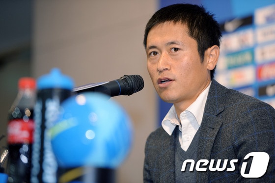 '초롱이' 이영표(36)가 14일 오전 서울 종로구 신문로 축구회관에서 열린 은퇴기자회견에서 취재진의 질문에 답하고 있다. 이영표는 1999년 6월 12일 잠실종합운동장에서 열린 코리아컵 멕시코전에서 A매치에 데뷔한 후 세번의 아시안컵(2000년, 2004년, 2011년)과 세번의 월드컵(2002년, 2006년, 2010년)에서 대표팀의 부동의 왼쪽 풀백으로 활약했다.또 프로 선수로는 2000년 안양 LG에 입단하며 K리그에 데뷔했고, 2002년 한·일 월드컵 이후 에인트호번(네덜란드)으로 이적해 토트넘(잉글랜드), 도르트문트(독일), 알 힐랄(사우디아라비아), 밴쿠버 화이트캡스(캐나다) 등의 유니폼을 입고 활약했다.은퇴식은 15일 서울월드컵경기장에서 열리는 하나은행초청 축구국가대표팀 친선경기 스위스전에서 치러질 예정이다. 2013.11.14/뉴스1 © News1 이동원 기자