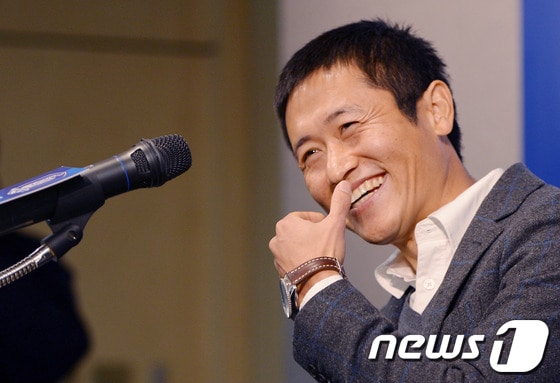 '초롱이' 이영표(36)가 14일 오전 서울 종로구 신문로 축구회관에서 열린 은퇴기자회견에서 취재진의 질문에 답하고 있다. 이영표는 1999년 6월 12일 잠실종합운동장에서 열린 코리아컵 멕시코전에서 A매치에 데뷔한 후 세번의 아시안컵(2000년, 2004년, 2011년)과 세번의 월드컵(2002년, 2006년, 2010년)에서 대표팀의 부동의 왼쪽 풀백으로 활약했다.또 프로 선수로는 2000년 안양 LG에 입단하며 K리그에 데뷔했고, 2002년 한·일 월드컵 이후 에인트호번(네덜란드)으로 이적해 토트넘(잉글랜드), 도르트문트(독일), 알 힐랄(사우디아라비아), 밴쿠버 화이트캡스(캐나다) 등의 유니폼을 입고 활약했다.은퇴식은 15일 서울월드컵경기장에서 열리는 하나은행초청 축구국가대표팀 친선경기 스위스전에서 치러질 예정이다. 2013.11.14/뉴스1 © News1 이동원 기자