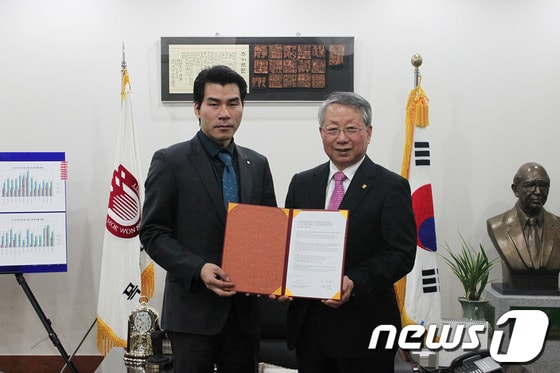 좌측부터 황보석 운영관리자,김원배 총장 © News1 