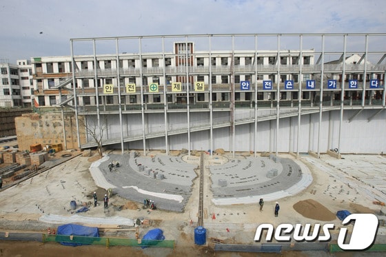 2014년 완공을 앞둔 광주 아시아문화전당의 내부 모습이 14일 공개됐다.사진은 보존된 옛 전남도경찰청 건물 2013.11.14/뉴스1 © News1 김태성 기자