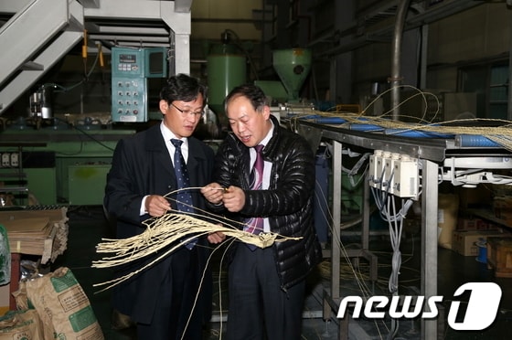 13일 배진교(왼쪽)남동구청장이 에콜바이오텍(주) 를 방문해 현장상담을 하고 있다.© News1 