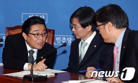 전병헌 민주당 원내대표가 15일 오전 서울 여의도 국회에서 열린 최고위원회의에서 조경태(가운데), 우원식 최고위원과 대화를 나누고 있다. 2013.11.15/뉴스1 © News1 허경 기자