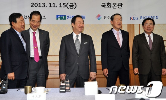 15일 서울 여의도 국회 귀빈식당에서 여야 원내대표와 경제5단체장 정책간담회에서 경제5단체장들이 대화를 하고 있다.왼쪽부터 이희범 한국경영자총연합회장, 장병완 민주당 정책위의장, 한덕수 한국무역협회장, 박용만 대한상공회의소 회장, 최경환 새누리당 원내대표, 전병헌 민주당 원내대표, 허창수 전국경제인연합회장, 김기문 중소기업중앙회장, 김기현 새누리당 정책위의장, 이동근 대한상공회의소 상근부회장. 2013.11.15/뉴스1 © News1 송원영 기자