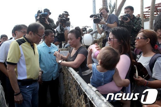 지난 10일 수퍼 태풍 하이옌의 피해를 입은 레이테 주를 방문한 베니그노 아키노 필리핀 대통령.© AFP=News1 