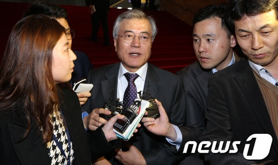 문재인 민주당 의원이 15일 오후 서울 여의도 국회에서 열린 본회의를 마친 뒤 회의장을 나서며 취재진의 질문에 답하고 있다.검찰은 이날 2007년 남북정상회담 회의록 폐기 의혹 수사결과를 발표하고, 당시 청와대 비서실장이었던 문 의원이 회의록 삭제 또는 유출에 관여한 직접적인 증거가 없다며 불기소 했다. 2013.11.15/뉴스1 © News1 허경 기자