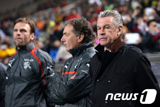 오트마르 히츠펠트&#40;64&#41; 스위스 감독이 15일 오후서 울월드컵경기장에서 열린 &#39;하나은행 초청 국가대표 친선경기&#39; 한국-스위스 경기에 앞서 선수들의 몸놀림을 관찰하고 있다. 2013.11.15/뉴스1 © News1 이동원 기자