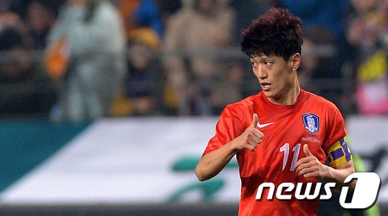 15일 오후 서울월드컵경기장에서 열린 '하나은행 초청 국가대표 친선경기' 한국-스위스 경기에서 후반전 결승골을 넣은 이청용(한국)이 환호하고 있다. 2013.11.15/뉴스1 © News1 이동원 기자