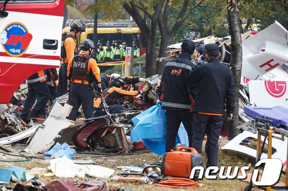 16일 오전 서울 삼성동 아이파크아파트에 LG그룹 소속 민간헬기가 충돌해 추락하는 사고가 발생해 소방대원들이 구조작업을 펼치고 있다. © News1 유승관 기자